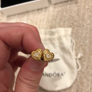 [New!!] Pandora golden heart shaped earrings